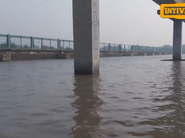 दिल्ली बाढ़ अलर्ट: लगातार बारिश, बैराजों से छोड़ा पानी और यमुना खतरे के निशान से ऊपर
